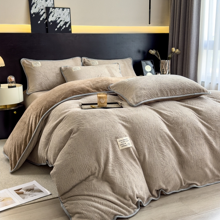 91家纺网 家纺一手货源 找家纺 印季家纺 2025新款牛奶绒包边款烂花四件套 浅驼-浅驼