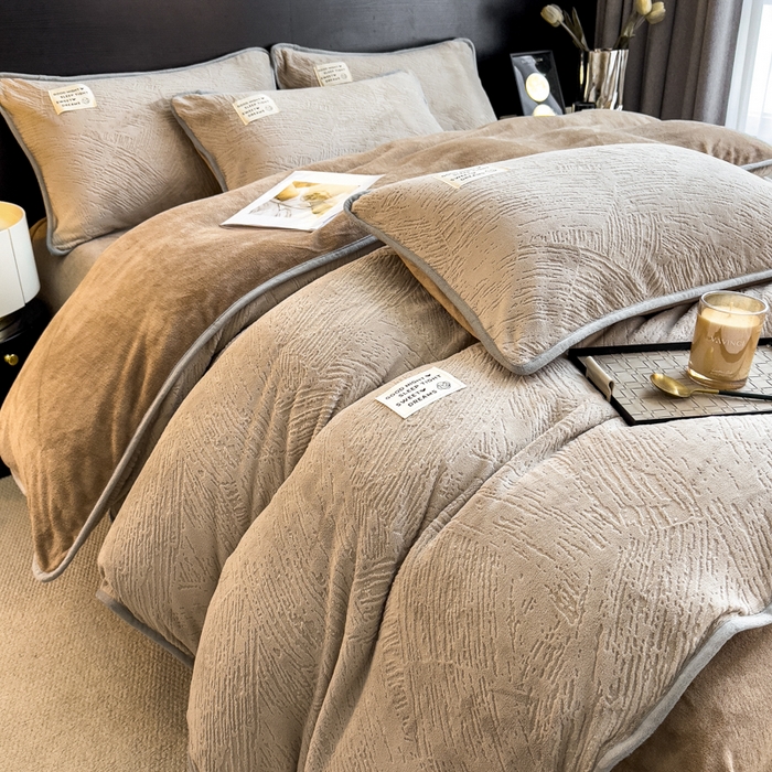 91家纺网 家纺一手货源 找家纺 印季家纺 2025新款牛奶绒包边款烂花四件套 浅驼-浅驼