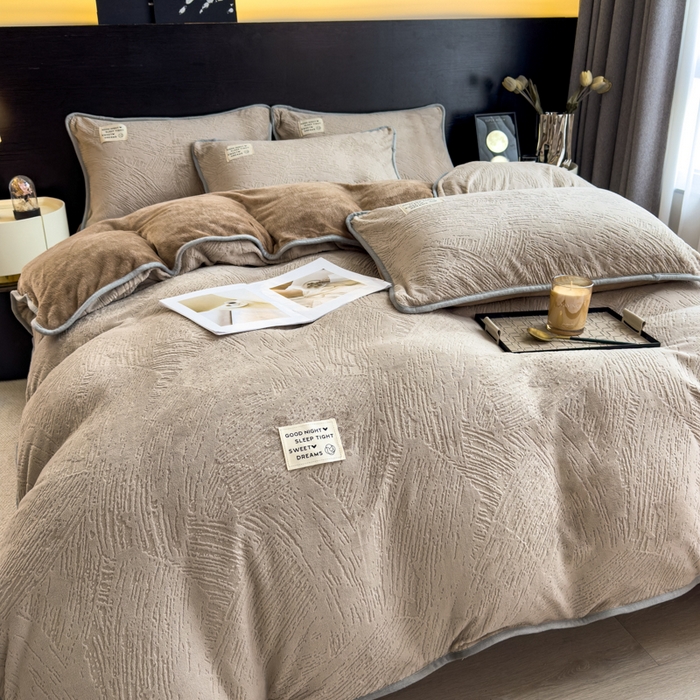 91家纺网 家纺一手货源 找家纺 印季家纺 2025新款牛奶绒包边款烂花四件套 浅驼-浅驼