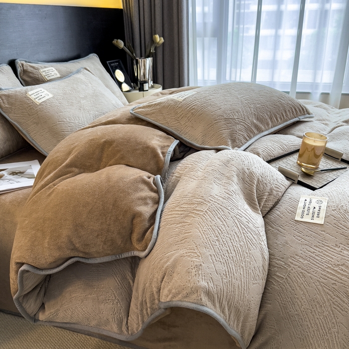 91家纺网 家纺一手货源 找家纺 印季家纺 2025新款牛奶绒包边款烂花四件套 浅驼-浅驼