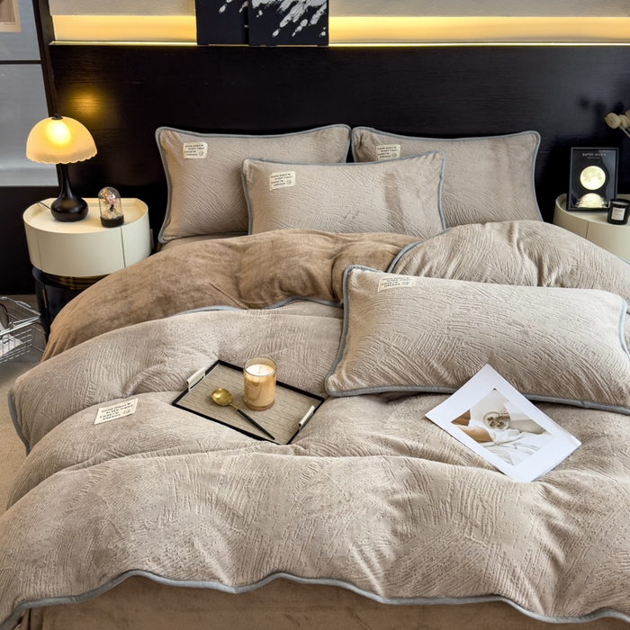 91家纺网 家纺一手货源 找家纺 印季家纺 2025新款牛奶绒包边款烂花四件套 浅驼-浅驼