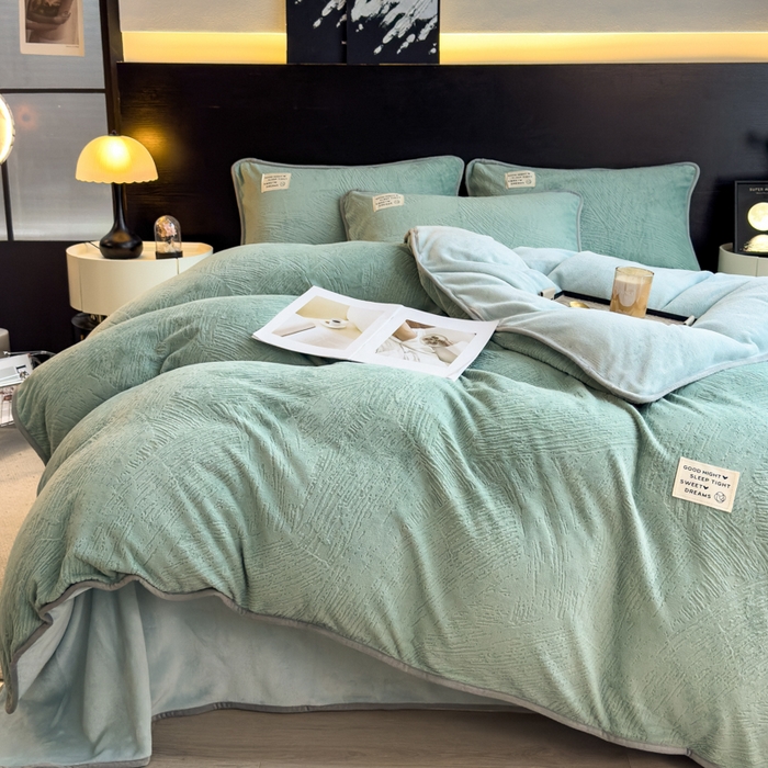 91家纺网 家纺一手货源 找家纺 印季家纺 2025新款牛奶绒包边款烂花四件套 水绿-水绿