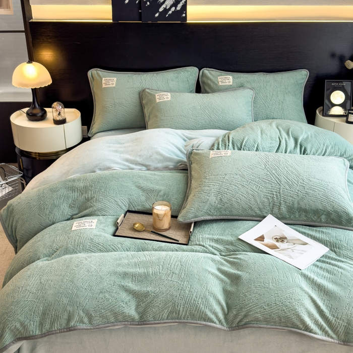 91家纺网 家纺一手货源 找家纺 印季家纺 2025新款牛奶绒包边款烂花四件套 水绿-水绿