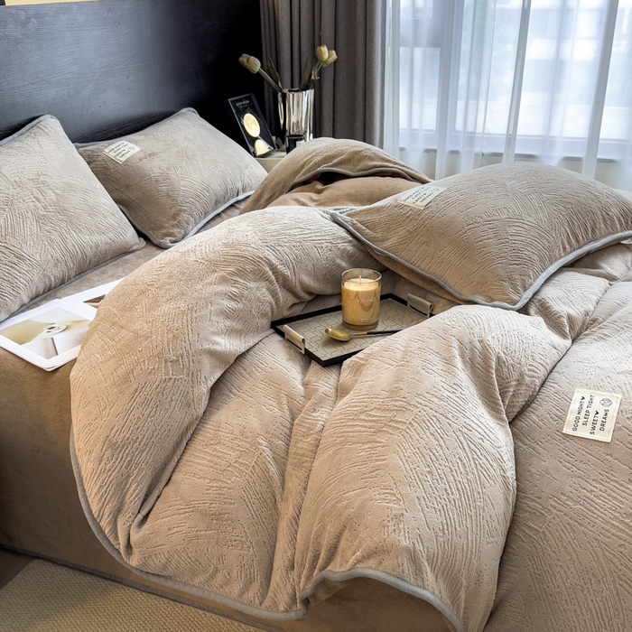 91家纺网 家纺一手货源 找家纺 印季家纺 2025新款牛奶绒包边款烂花四件套 浅驼-浅驼