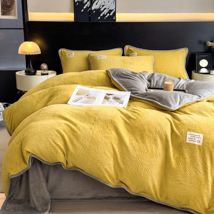 91家纺网 家纺一手货源 找家纺 印季家纺 2025新款牛奶绒包边款烂花四件套 姜黄-马丁灰