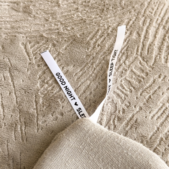 91家纺网 家纺一手货源 找家纺 印季家纺 2025新款牛奶绒包边款烂花四件套 浅驼-马丁灰