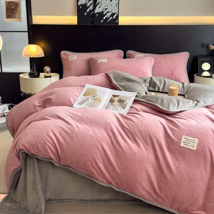 91家纺网 家纺一手货源 找家纺 （总）印季家纺 2025新款牛奶绒包边款烂花四件套