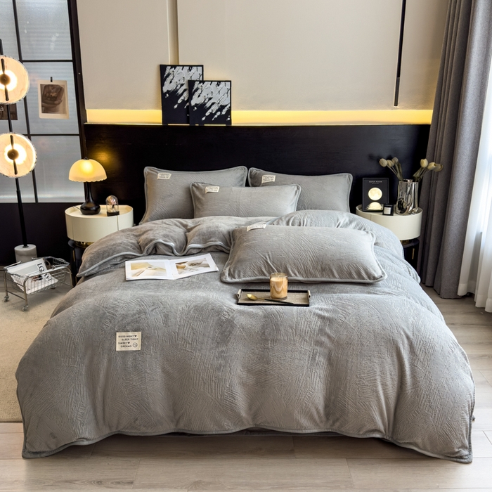 91家纺网 家纺一手货源 找家纺 印季家纺 2025新款牛奶绒包边款烂花四件套 马丁灰-马丁灰