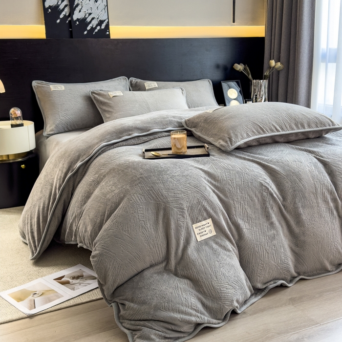 91家纺网 家纺一手货源 找家纺 印季家纺 2025新款牛奶绒包边款烂花四件套 马丁灰-马丁灰