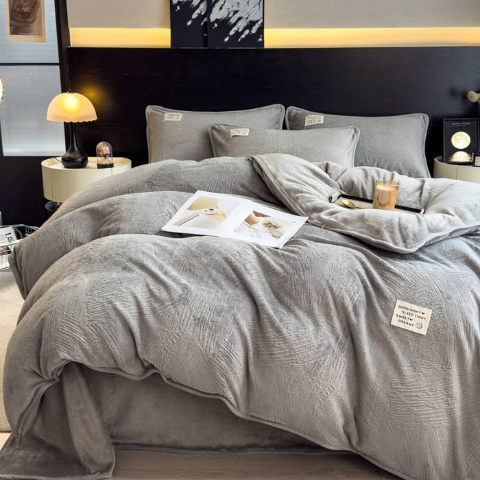 91家纺网 家纺一手货源 找家纺 印季家纺 2025新款牛奶绒包边款烂花四件套 马丁灰-马丁灰