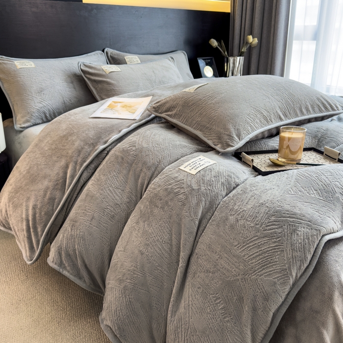 91家纺网 家纺一手货源 找家纺 印季家纺 2025新款牛奶绒包边款烂花四件套 马丁灰-马丁灰