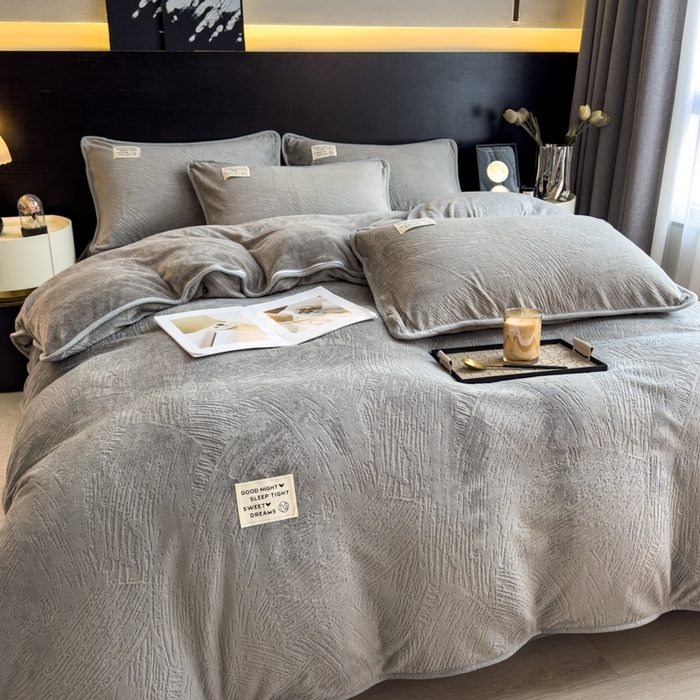 91家纺网 家纺一手货源 找家纺 印季家纺 2025新款牛奶绒包边款烂花四件套 马丁灰-马丁灰