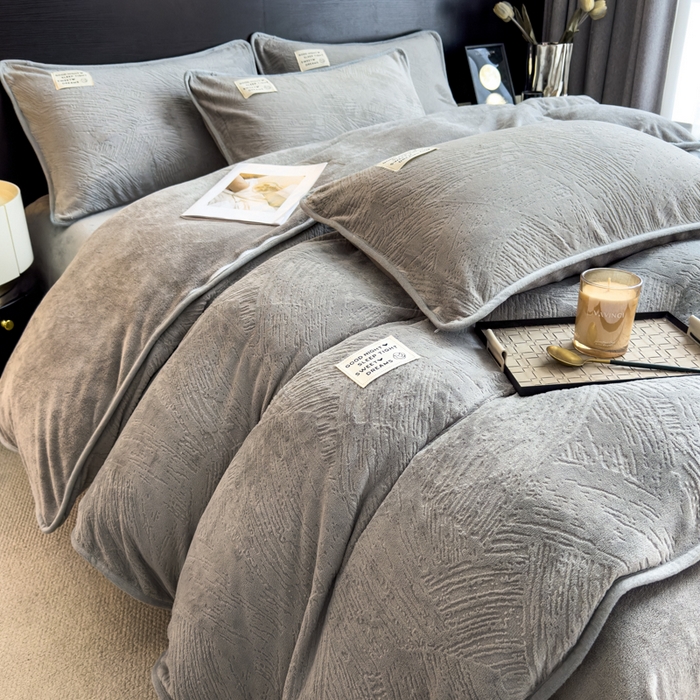 91家纺网 家纺一手货源 找家纺 印季家纺 2025新款牛奶绒包边款烂花四件套 马丁灰-马丁灰