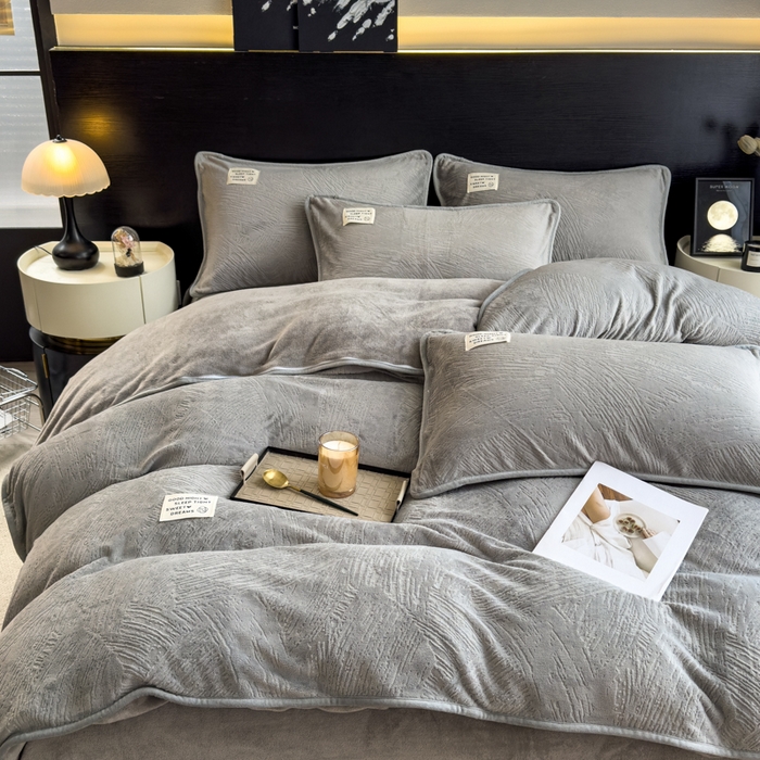 91家纺网 家纺一手货源 找家纺 印季家纺 2025新款牛奶绒包边款烂花四件套 马丁灰-马丁灰