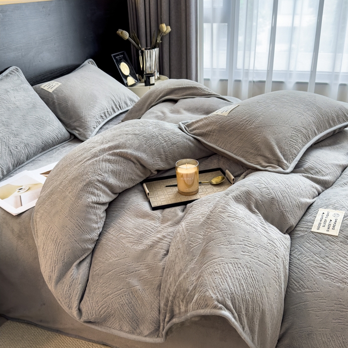 91家纺网 家纺一手货源 找家纺 印季家纺 2025新款牛奶绒包边款烂花四件套 马丁灰-马丁灰