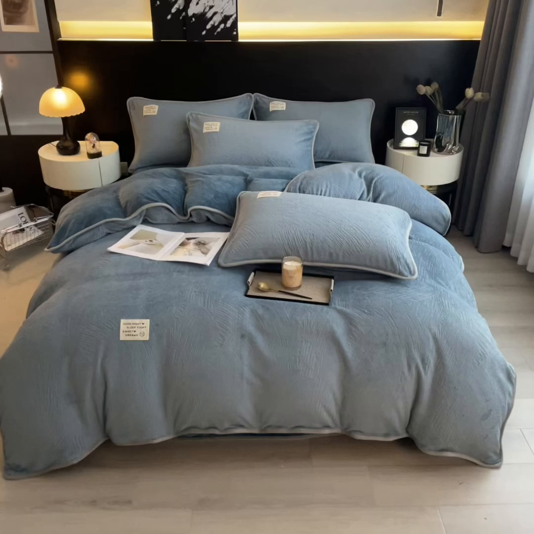 91家纺网 家纺一手货源 找家纺 印季家纺 2025新款牛奶绒包边款烂花四件套 蓝灰-蓝灰