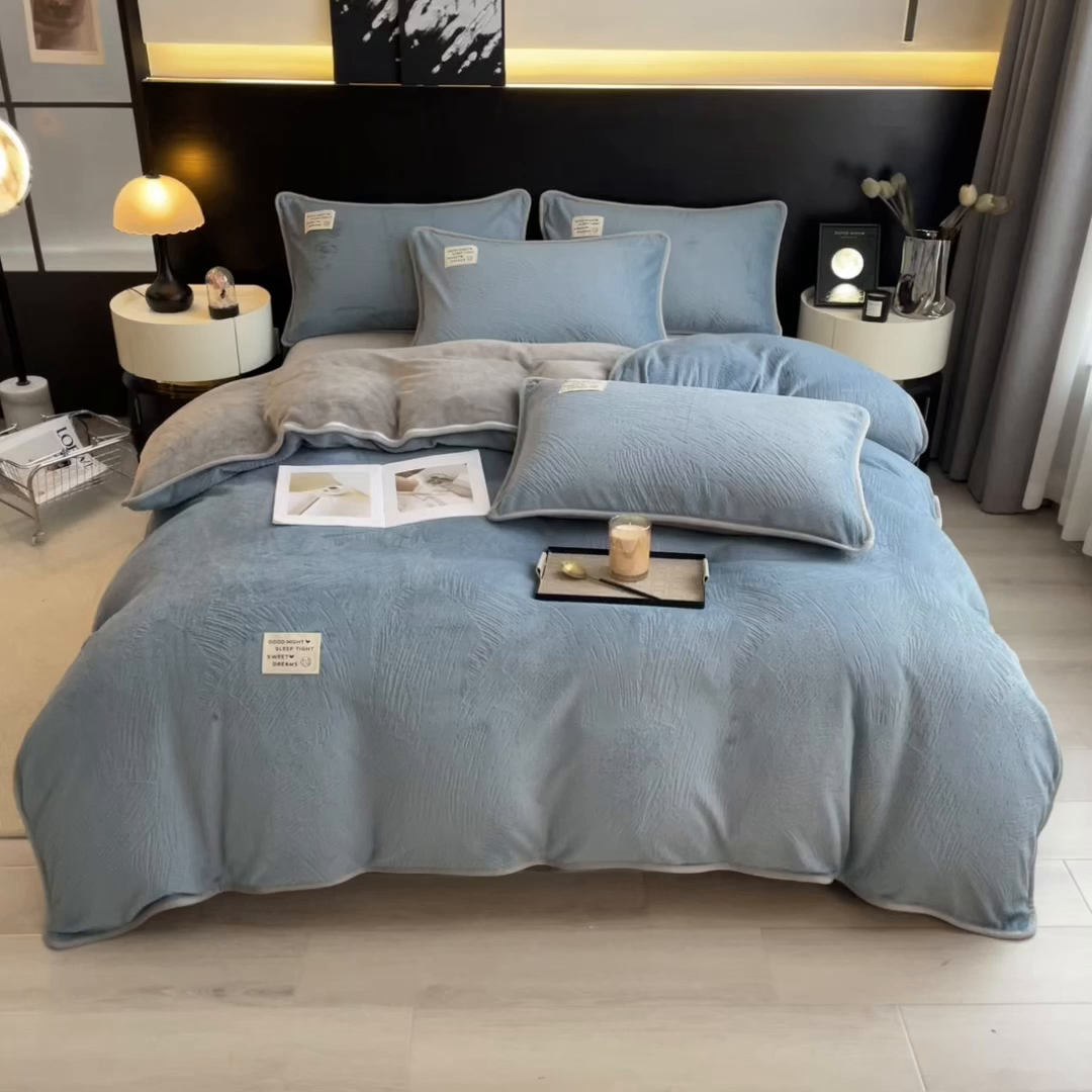 91家纺网 家纺一手货源 找家纺 印季家纺 2025新款牛奶绒包边款烂花四件套 蓝灰-马丁灰