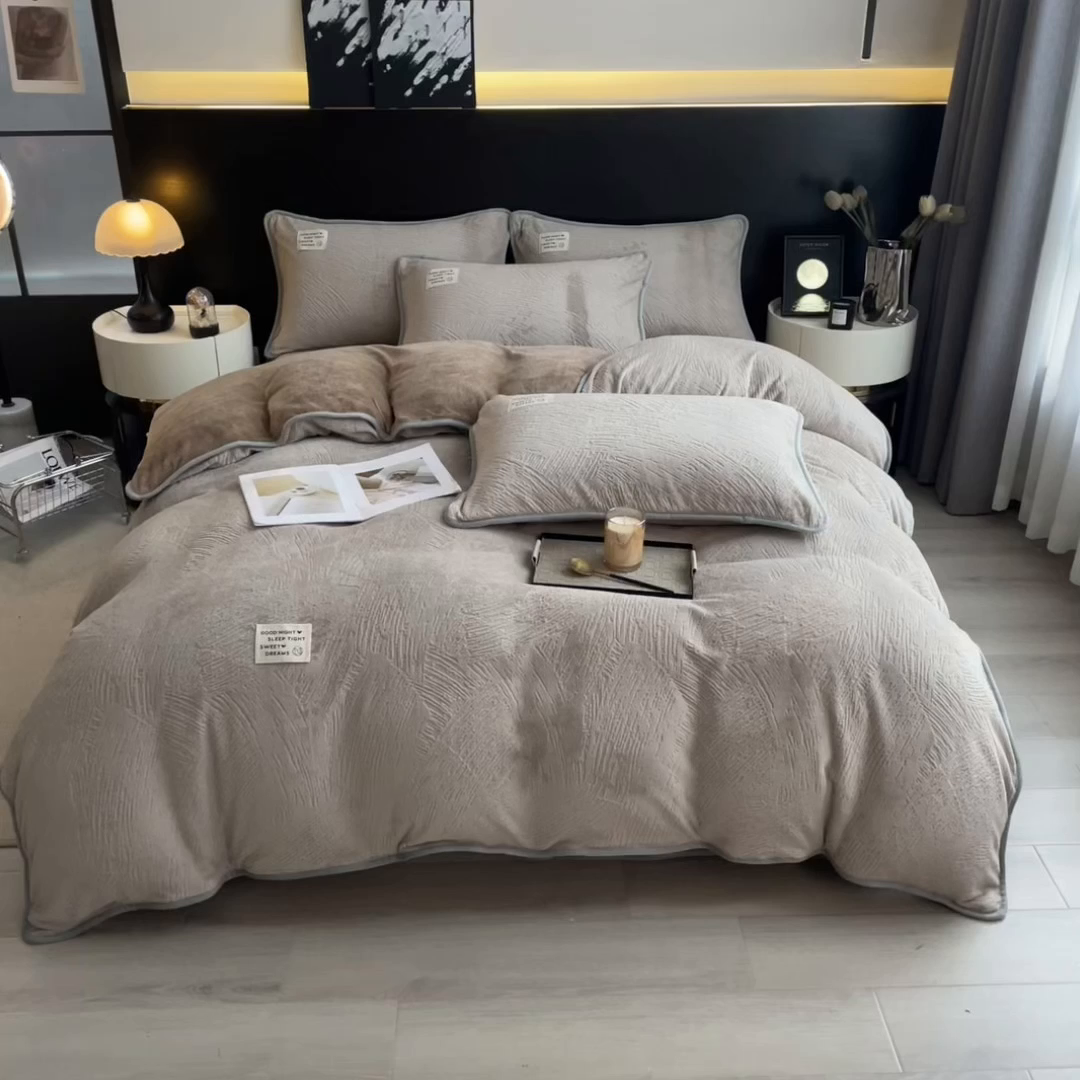 91家纺网 家纺一手货源 找家纺 印季家纺 2025新款牛奶绒包边款烂花四件套 浅驼-浅驼