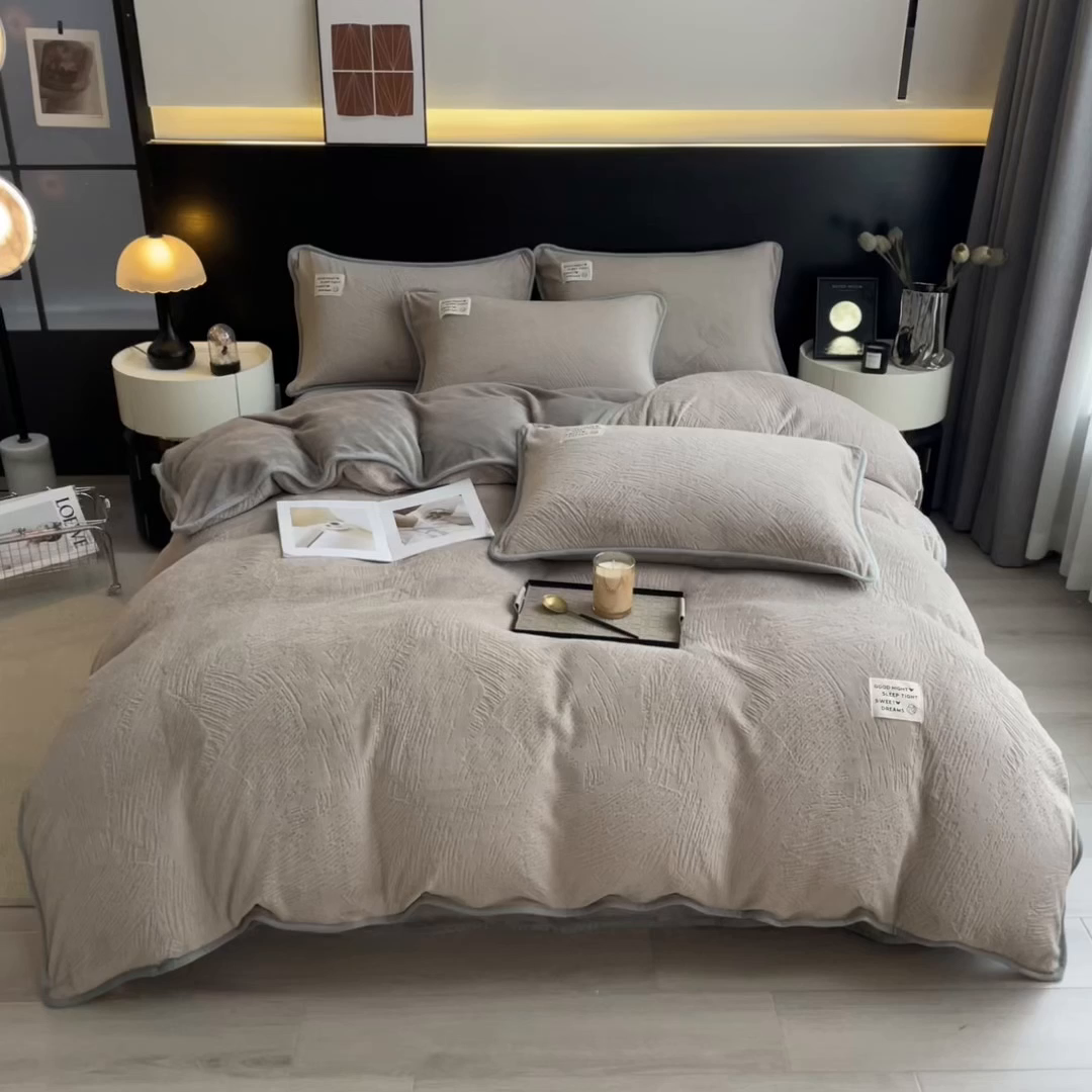 91家纺网 家纺一手货源 找家纺 印季家纺 2025新款牛奶绒包边款烂花四件套 浅驼-马丁灰