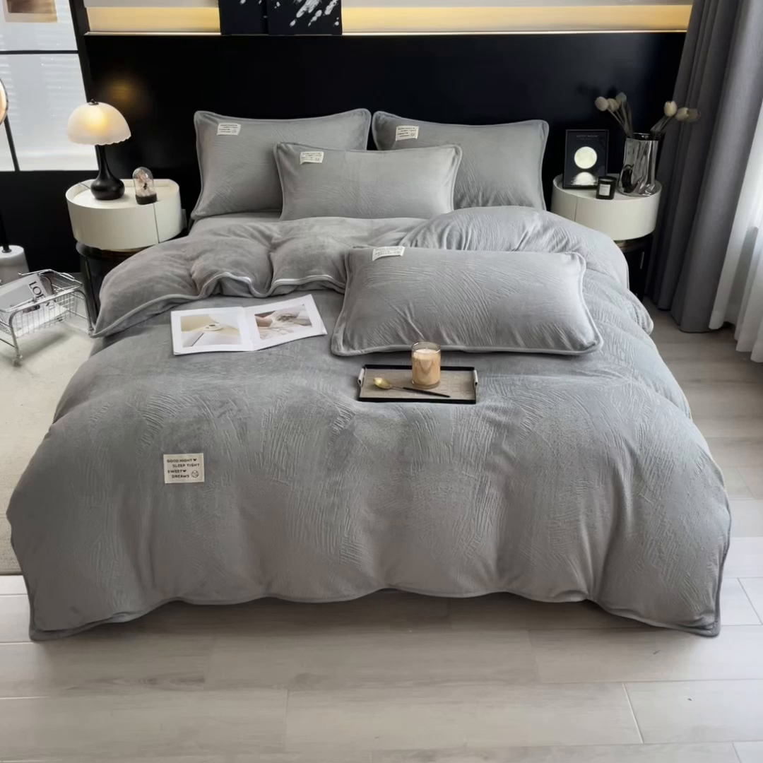 91家纺网 家纺一手货源 找家纺 印季家纺 2025新款牛奶绒包边款烂花四件套 马丁灰-马丁灰