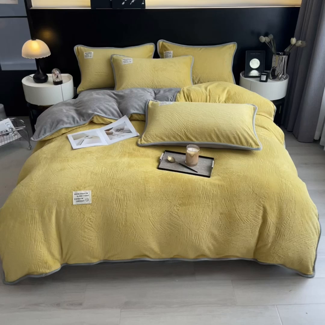 91家纺网 家纺一手货源 找家纺 印季家纺 2025新款牛奶绒包边款烂花四件套 姜黄-马丁灰