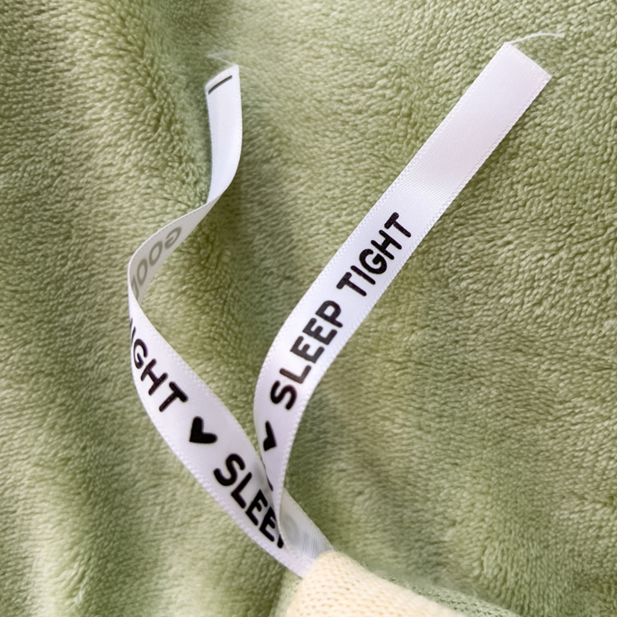 91家纺网 家纺一手货源 找家纺 印季家纺 2025新款牛奶绒两星绣花包边四件套 草绿-奶油黄