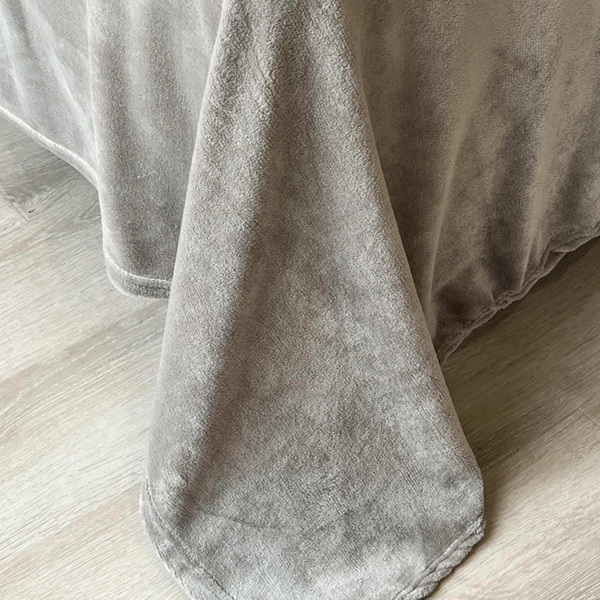 91家纺网 家纺一手货源 找家纺 印季家纺 2025新款牛奶绒两星绣花包边四件套 宾利兰-马丁灰