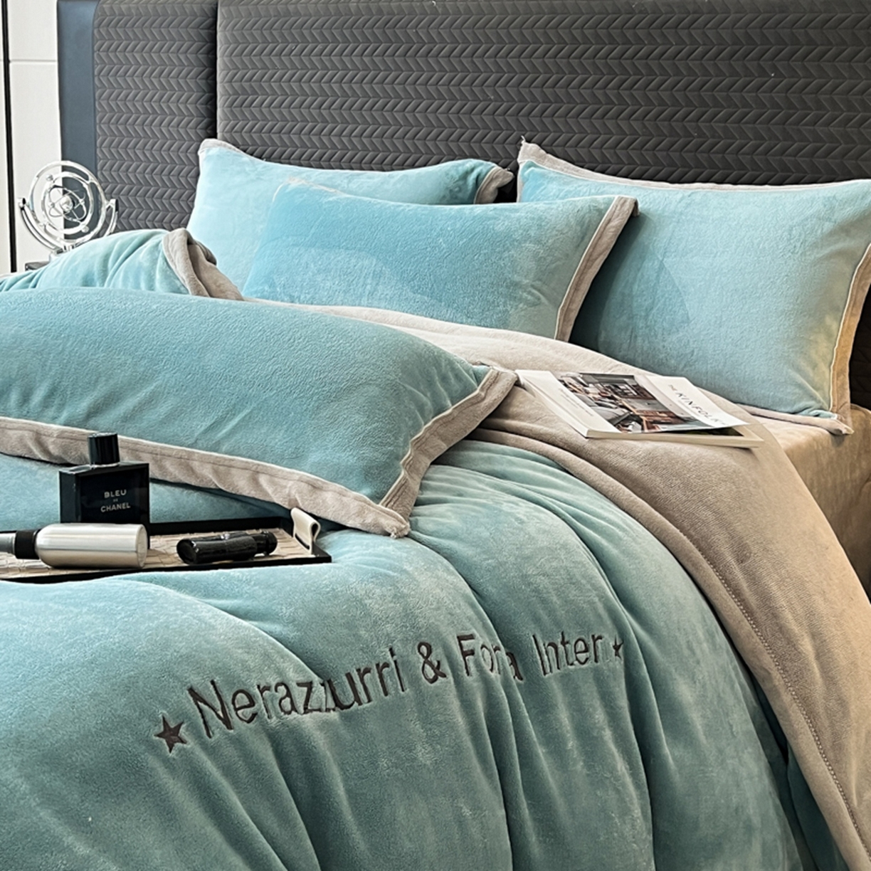 91家纺网 家纺一手货源 找家纺 印季家纺 2025新款牛奶绒两星绣花包边四件套 宾利兰-马丁灰