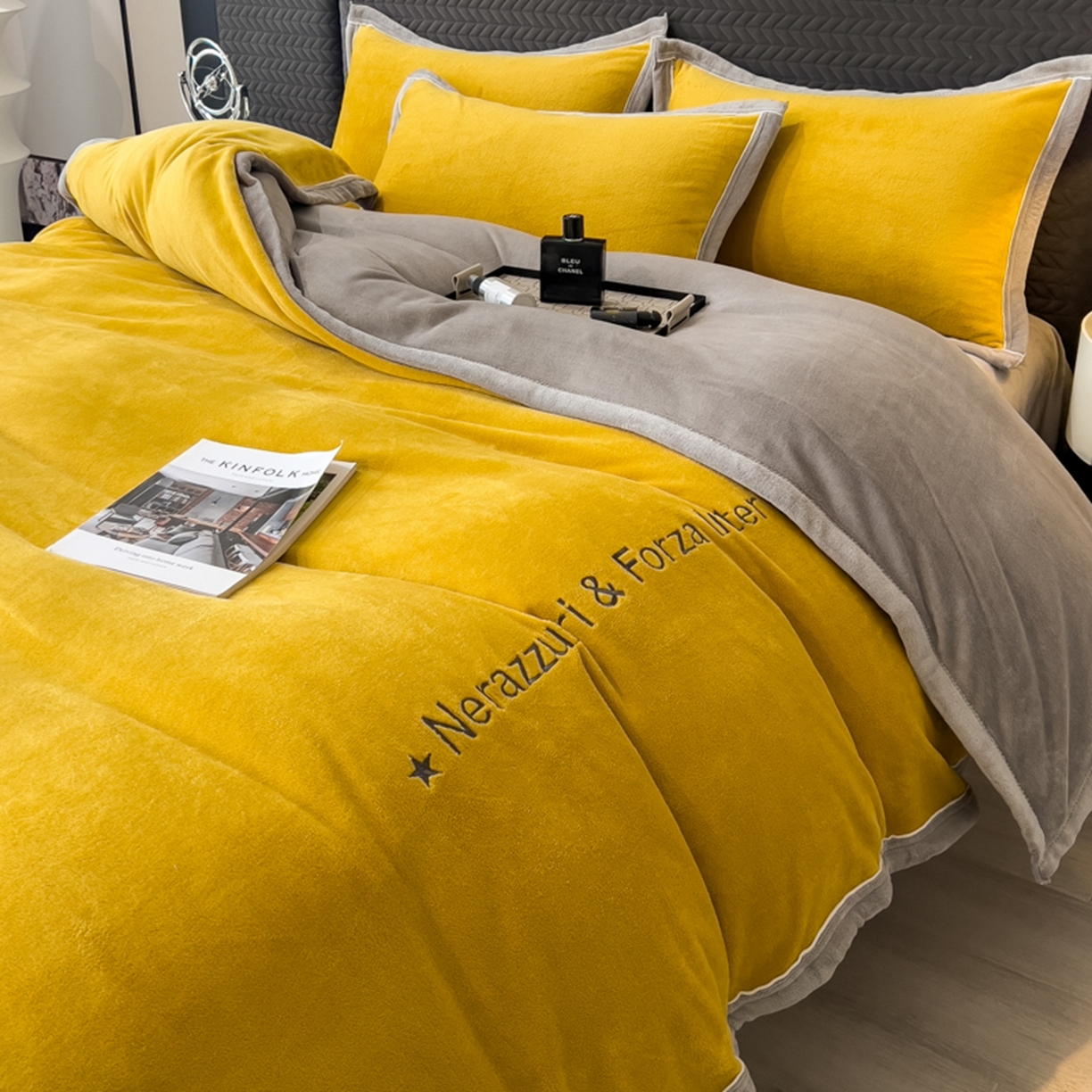 91家纺网 家纺一手货源 找家纺 印季家纺 2025新款牛奶绒两星绣花包边四件套 姜黄-马丁灰