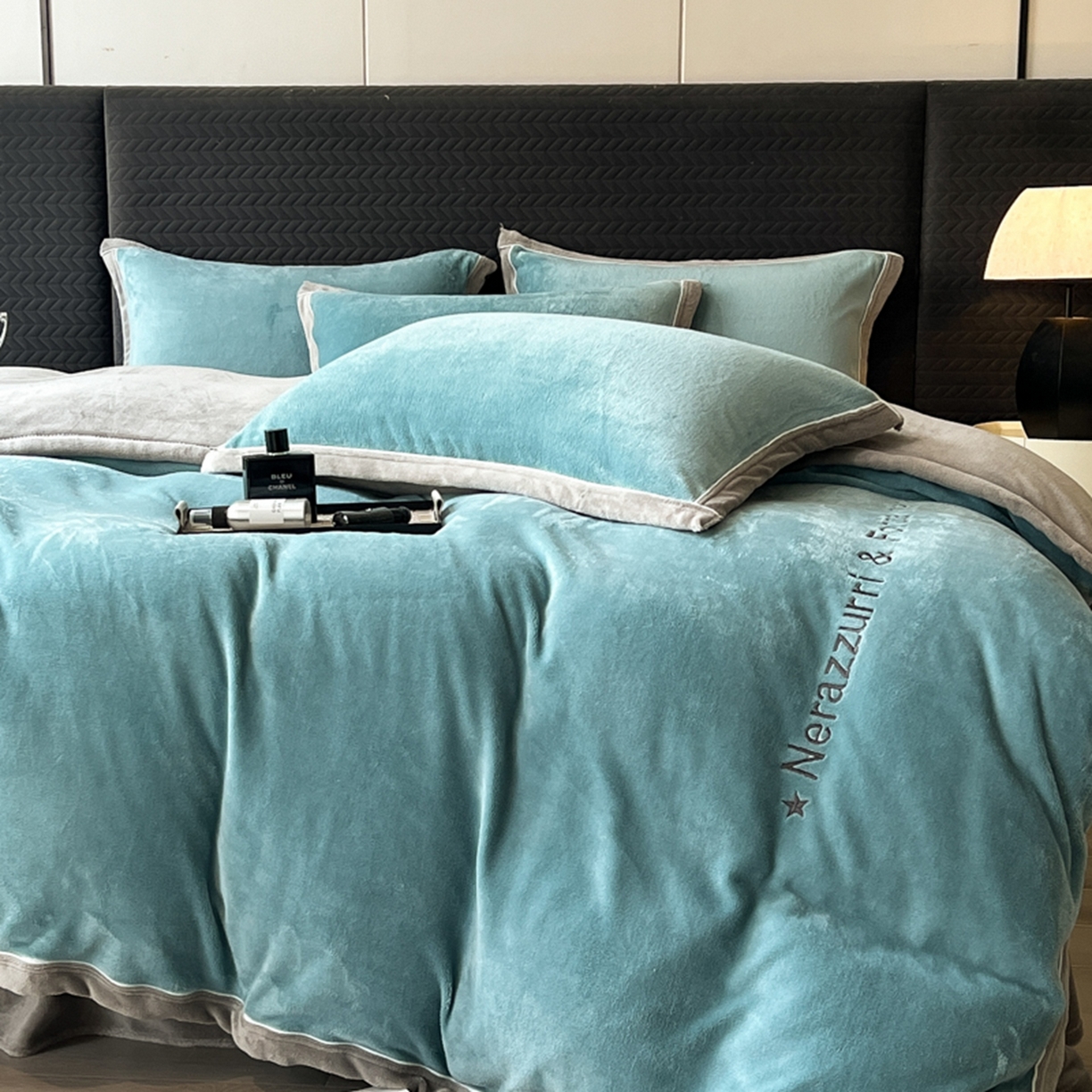 91家纺网 家纺一手货源 找家纺 印季家纺 2025新款牛奶绒两星绣花包边四件套 宾利兰-马丁灰