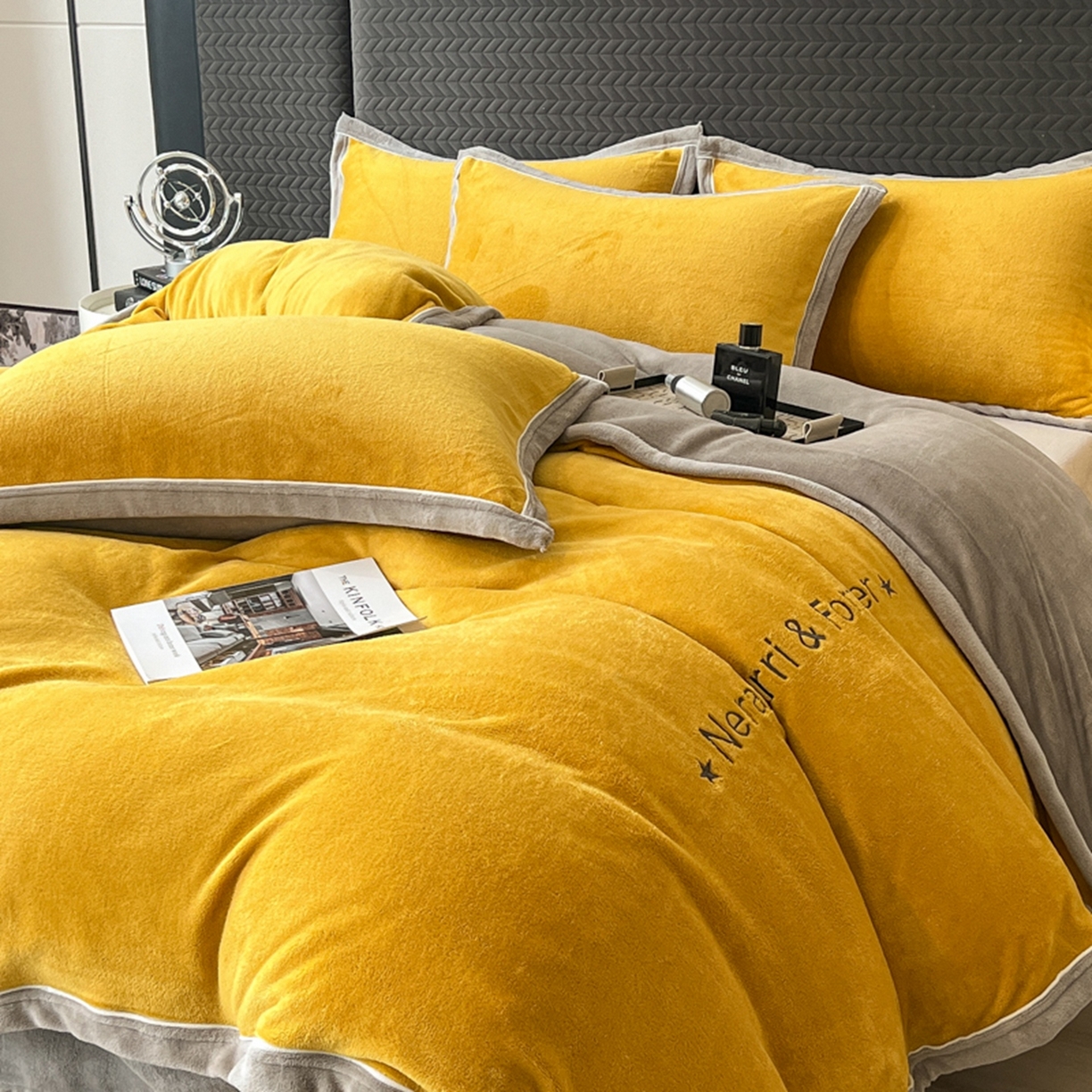 91家纺网 家纺一手货源 找家纺 印季家纺 2025新款牛奶绒两星绣花包边四件套 姜黄-马丁灰