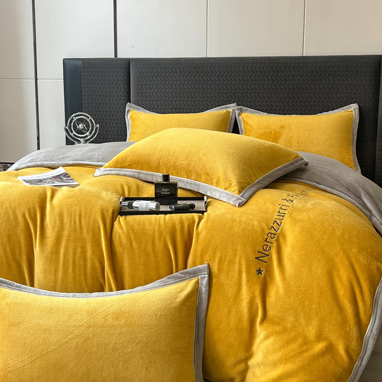 91家纺网 家纺一手货源 找家纺 印季家纺 2025新款牛奶绒两星绣花包边四件套 姜黄-马丁灰