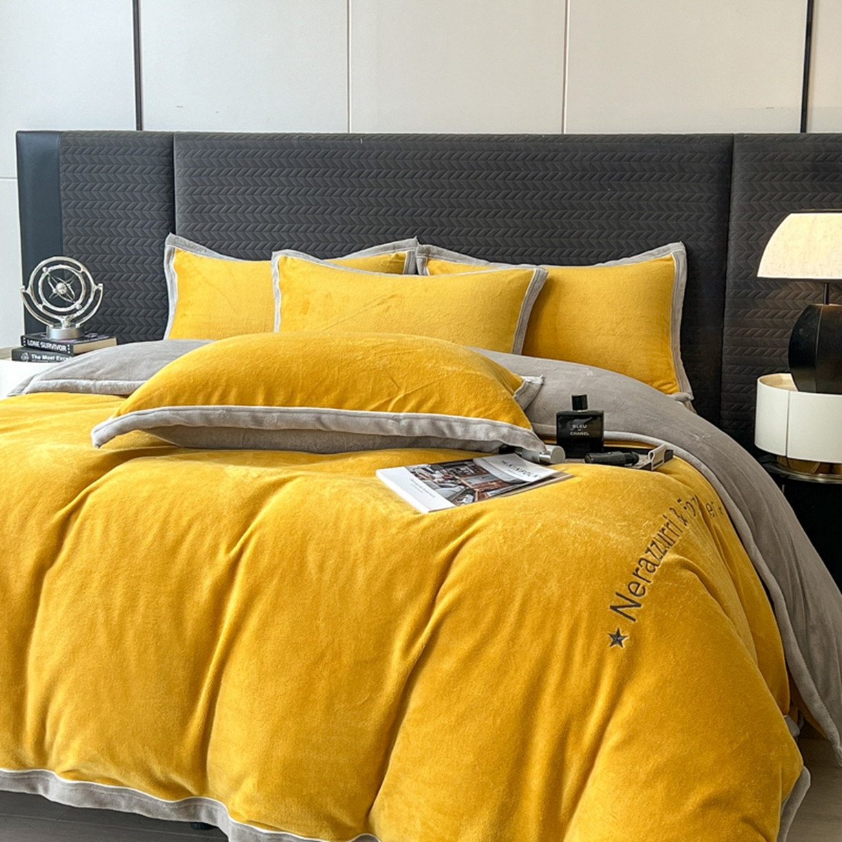 91家纺网 家纺一手货源 找家纺 印季家纺 2025新款牛奶绒两星绣花包边四件套 姜黄-马丁灰