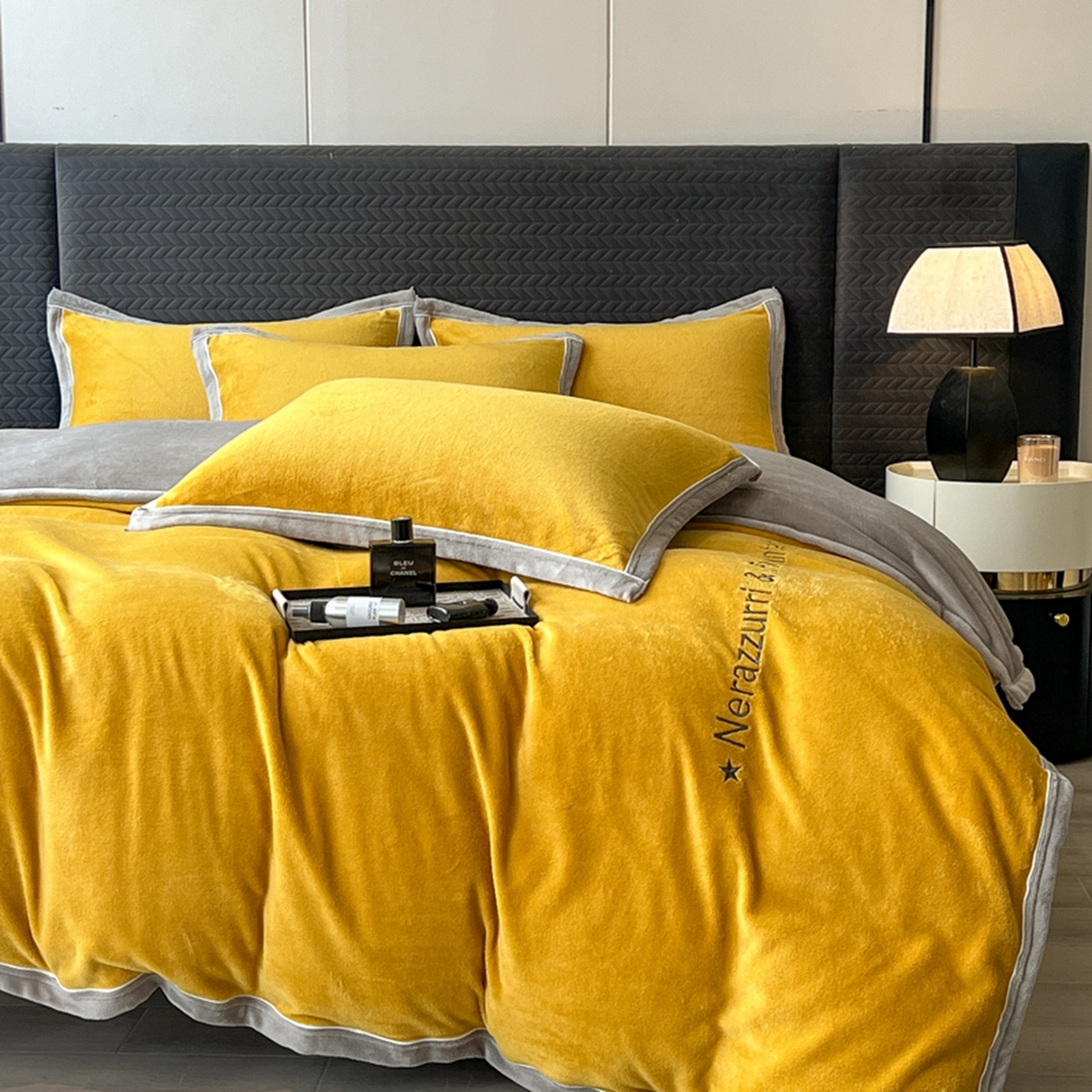 91家纺网 家纺一手货源 找家纺 印季家纺 2025新款牛奶绒两星绣花包边四件套 姜黄-马丁灰