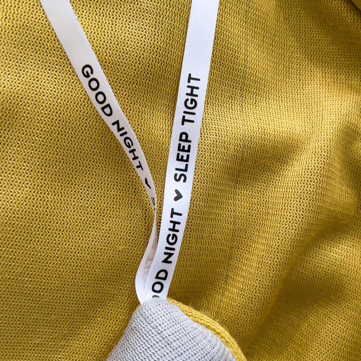 91家纺网 家纺一手货源 找家纺 印季家纺 2025新款牛奶绒两星绣花包边四件套 姜黄-马丁灰