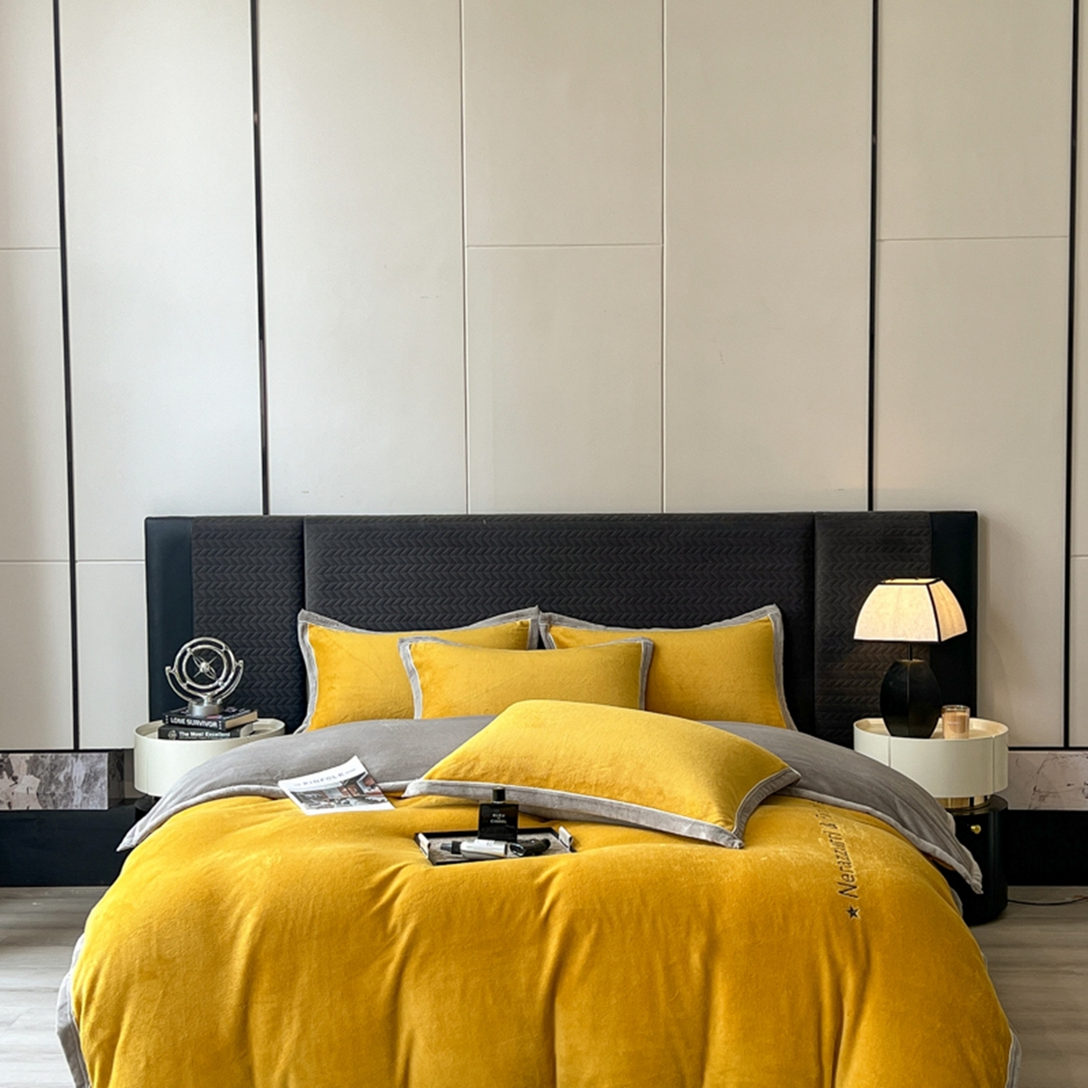 91家纺网 家纺一手货源 找家纺 印季家纺 2025新款牛奶绒两星绣花包边四件套 姜黄-马丁灰