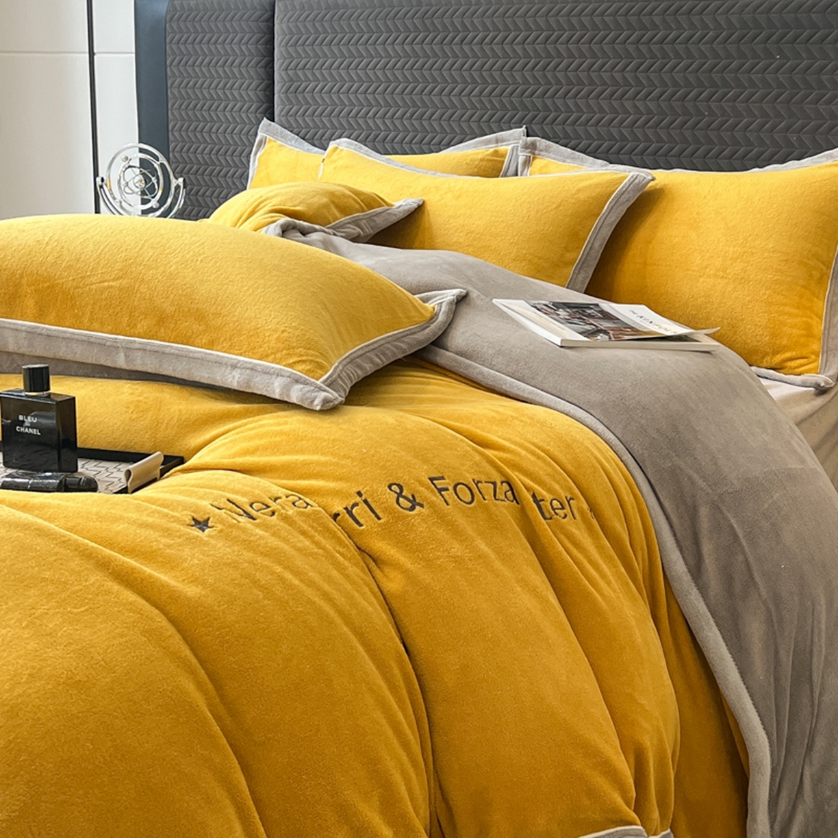 91家纺网 家纺一手货源 找家纺 印季家纺 2025新款牛奶绒两星绣花包边四件套 姜黄-马丁灰