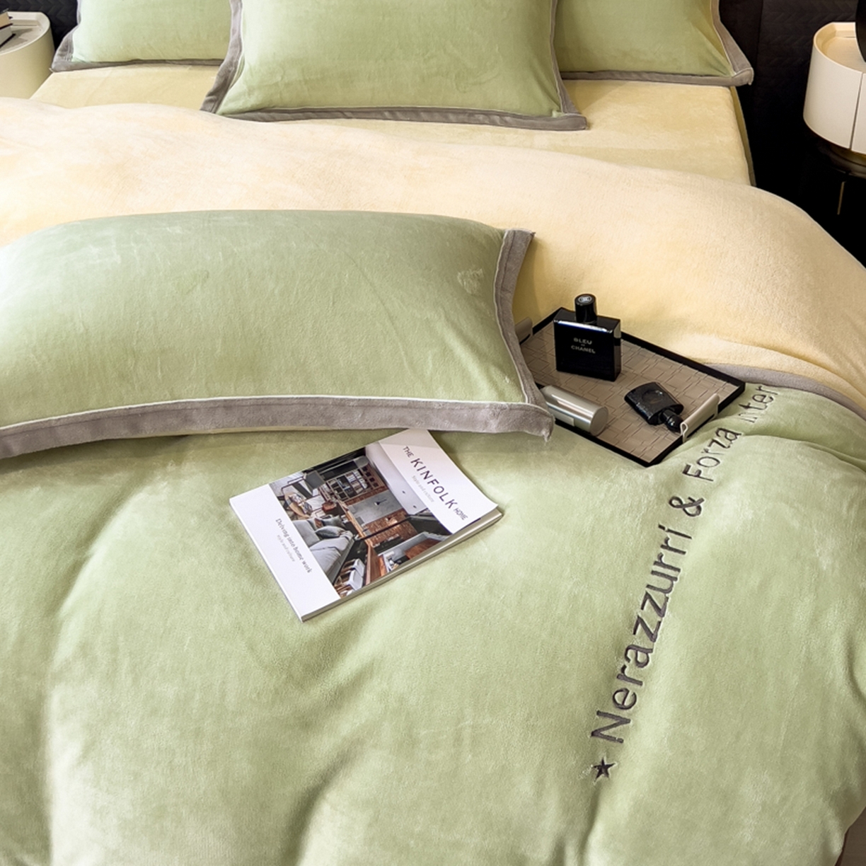 91家纺网 家纺一手货源 找家纺 印季家纺 2025新款牛奶绒两星绣花包边四件套 草绿-奶油黄