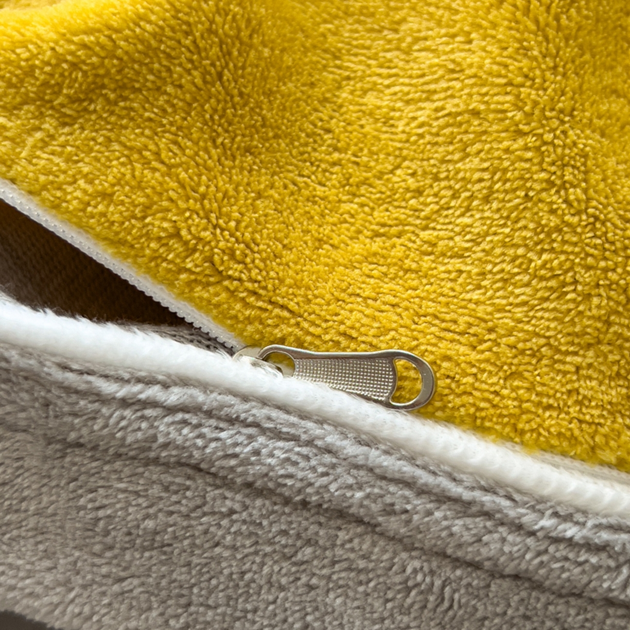 91家纺网 家纺一手货源 找家纺 印季家纺 2025新款牛奶绒两星绣花包边四件套 姜黄-马丁灰