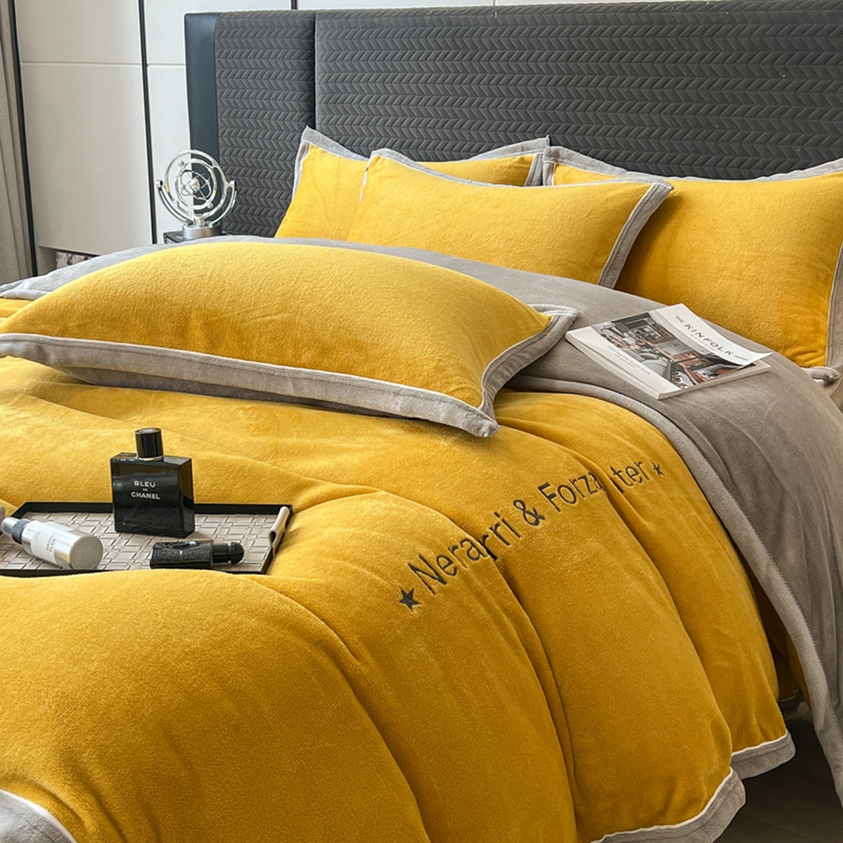 91家纺网 家纺一手货源 找家纺 印季家纺 2025新款牛奶绒两星绣花包边四件套 姜黄-马丁灰