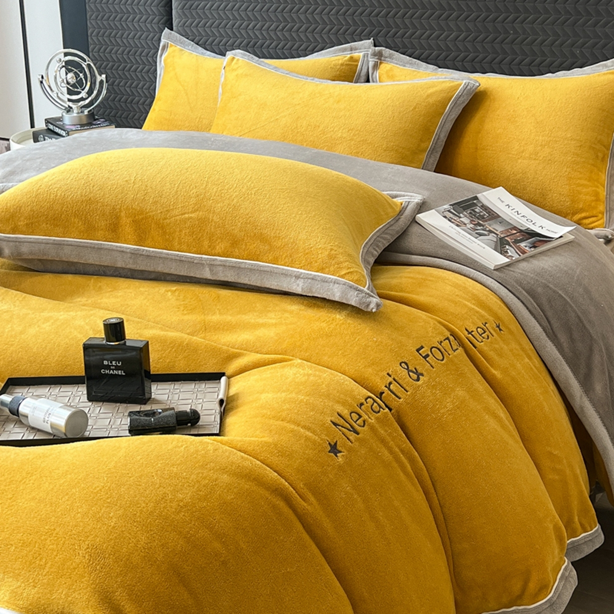 91家纺网 家纺一手货源 找家纺 印季家纺 2025新款牛奶绒两星绣花包边四件套 姜黄-马丁灰