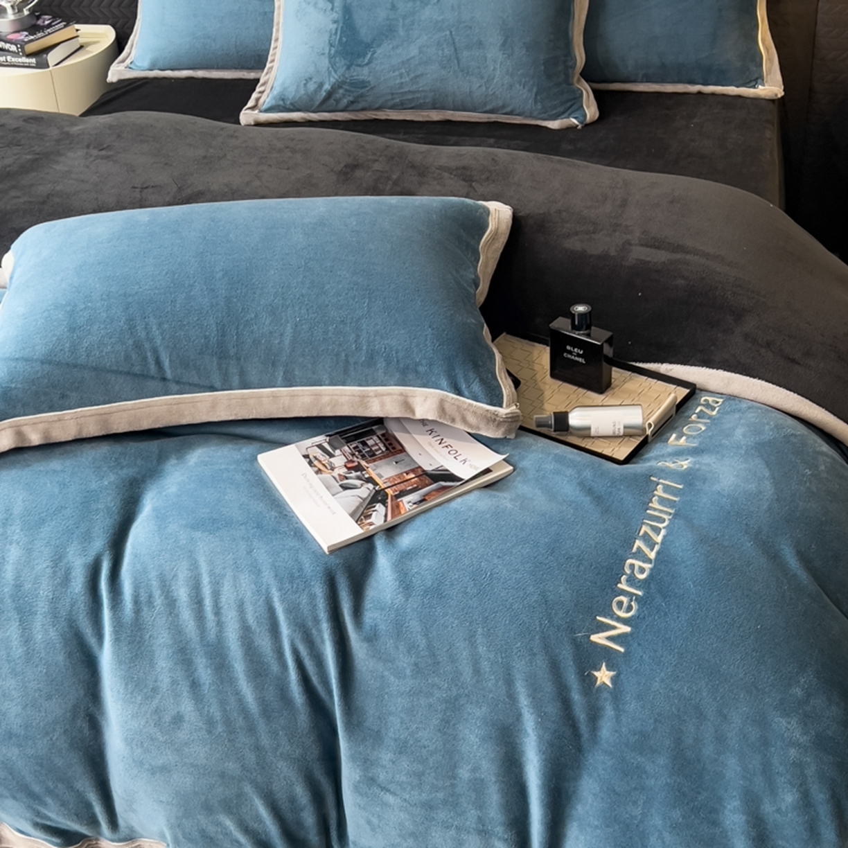 91家纺网 家纺一手货源 找家纺 印季家纺 2025新款牛奶绒两星绣花包边四件套 蓝灰-深灰