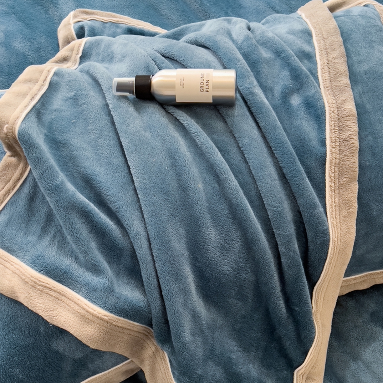 91家纺网 家纺一手货源 找家纺 印季家纺 2025新款牛奶绒两星绣花包边四件套 蓝灰-深灰