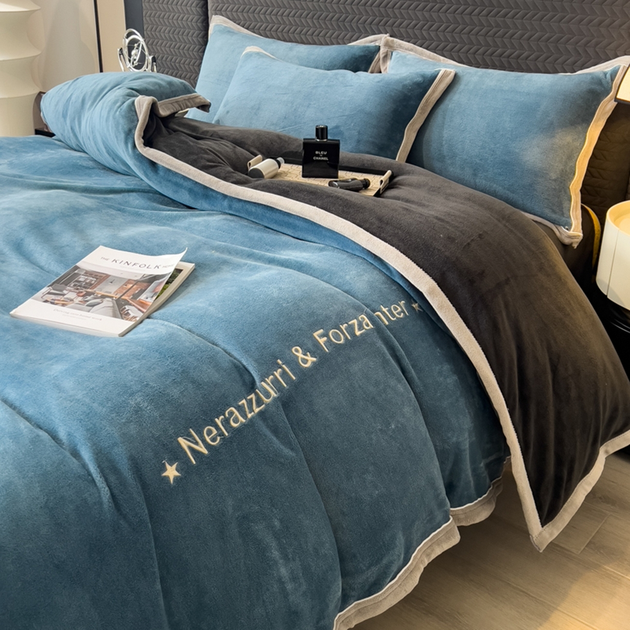 91家纺网 家纺一手货源 找家纺 印季家纺 2025新款牛奶绒两星绣花包边四件套 蓝灰-深灰