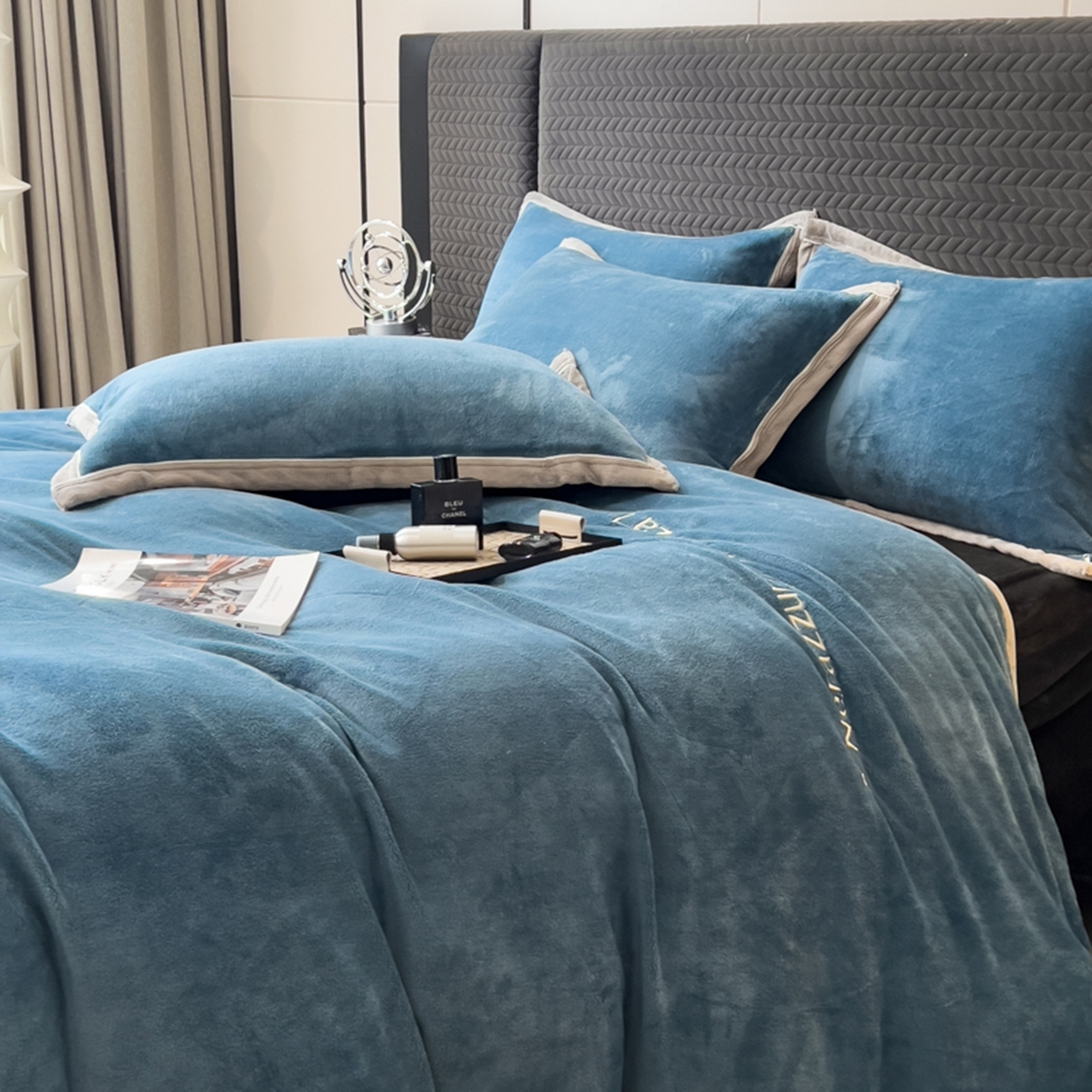 91家纺网 家纺一手货源 找家纺 印季家纺 2025新款牛奶绒两星绣花包边四件套 蓝灰-深灰