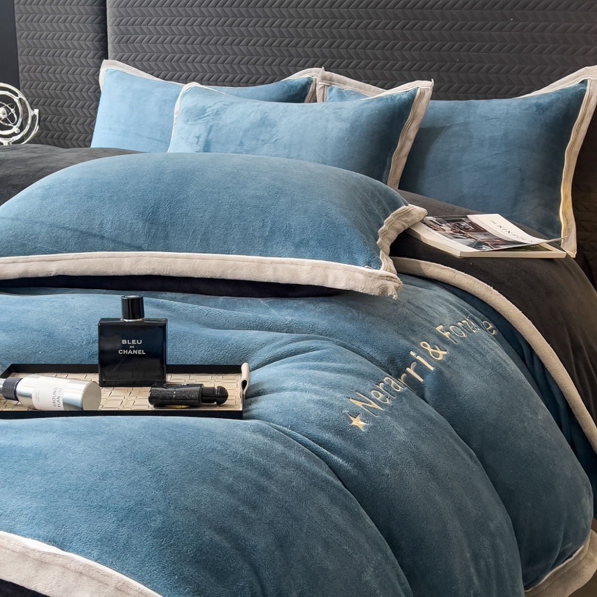 91家纺网 家纺一手货源 找家纺 印季家纺 2025新款牛奶绒两星绣花包边四件套 蓝灰-深灰