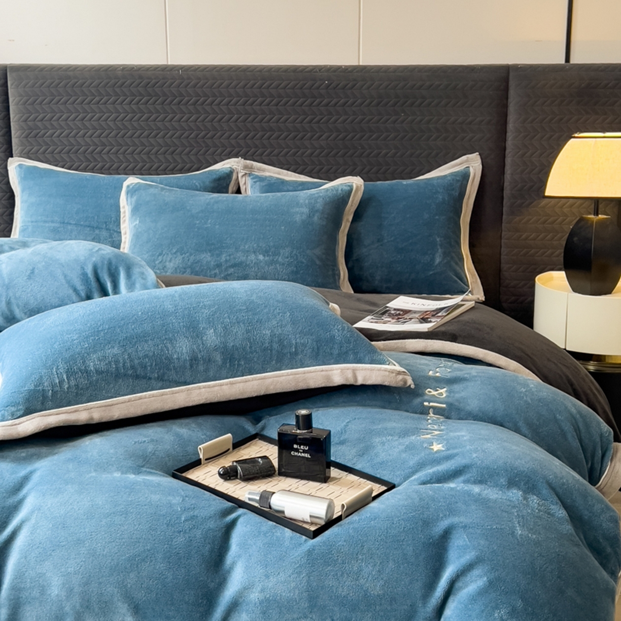 91家纺网 家纺一手货源 找家纺 印季家纺 2025新款牛奶绒两星绣花包边四件套 蓝灰-深灰