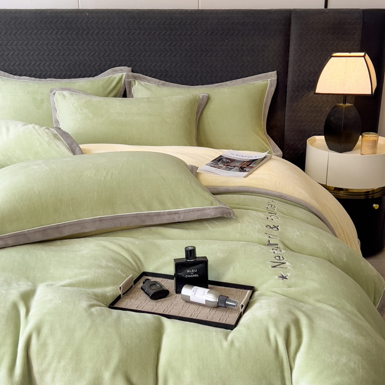 91家纺网 家纺一手货源 找家纺 印季家纺 2025新款牛奶绒两星绣花包边四件套 草绿-奶油黄