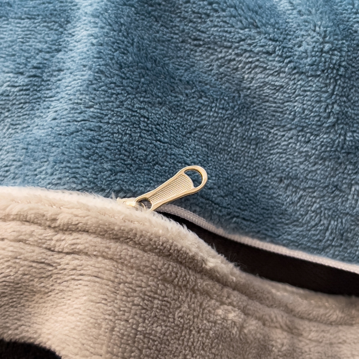 91家纺网 家纺一手货源 找家纺 印季家纺 2025新款牛奶绒两星绣花包边四件套 蓝灰-深灰