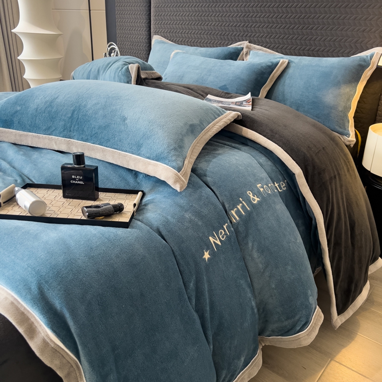 91家纺网 家纺一手货源 找家纺 印季家纺 2025新款牛奶绒两星绣花包边四件套 蓝灰-深灰